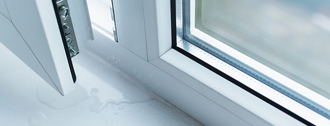 La porte-fenêtre est non étanche et de l'eau est entrée dans l'appartement