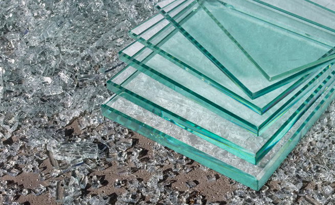 Einscheibensicherheitsglas ESG verschiedene Glasscheiben in unterschiedlichen Stärken im Hintergrund zerbrochenes ESG Glas