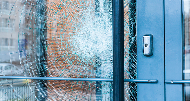 Verbundsicherheitsglas VSG gesplittert an Eingangstüre