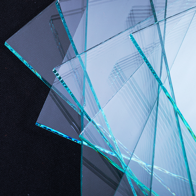 Glasscheiben Floatglas die übereinander liegen und ohne Brechung durchsichtig sind