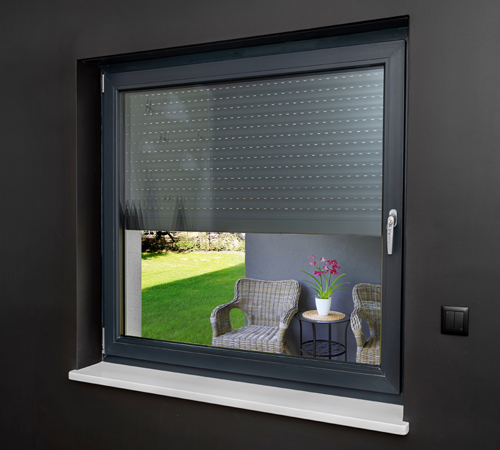 Aluminium Fenster und Rollladen in Anthrazit mit Aussicht auf Balkon und Garten