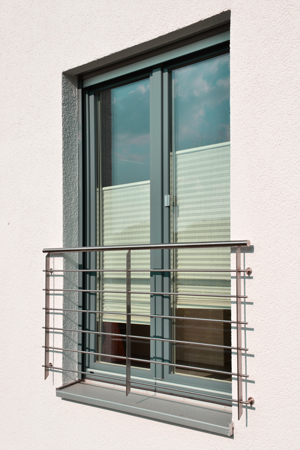Französischer Balkon oder auch Absturzsicherung mit Doppelflügel Fenster
