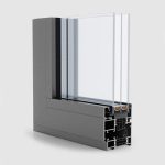Fenêtre en aluminium avec triple vitrage avec vue sur le profil avec chambres et joints