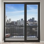 Porte-fenêtre aluminium en gris avec vue sur l'extérieur
