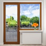 Porte-fenêtre en bois avec vue sur la verdure