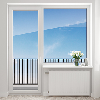 Porte-fenêtre PVC en blanc avec vue sur ciel bleu