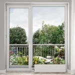 Porte-fenêtre PVC-aluminium blanche avec vue sur le jardin