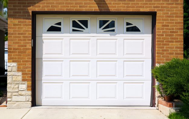 Porte de garage avec bandeau vitré et aspect caisson
