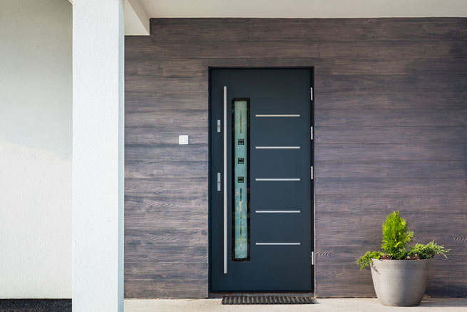 Porte d’entrée noire sur mur en bois brun