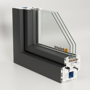 Fenêtre PVC angle d'échantillon VEKA 82 MD avec capotage en aluminium, joint central et triple vitrage vue de dessus
