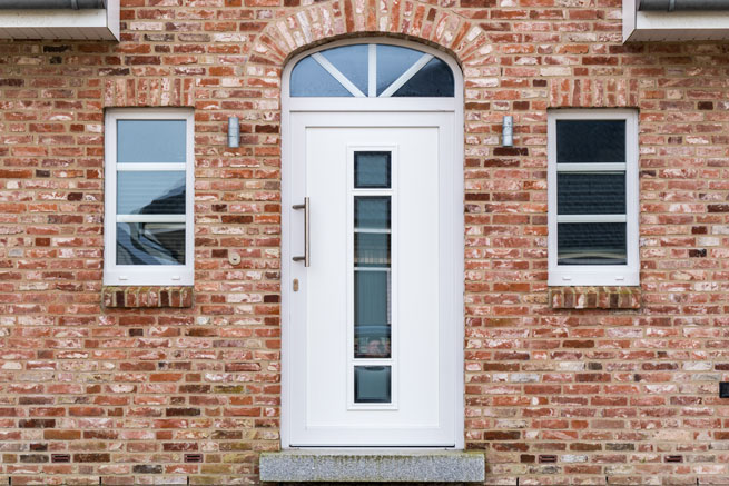 Weiße Haustür mit Oberlicht und Fentser