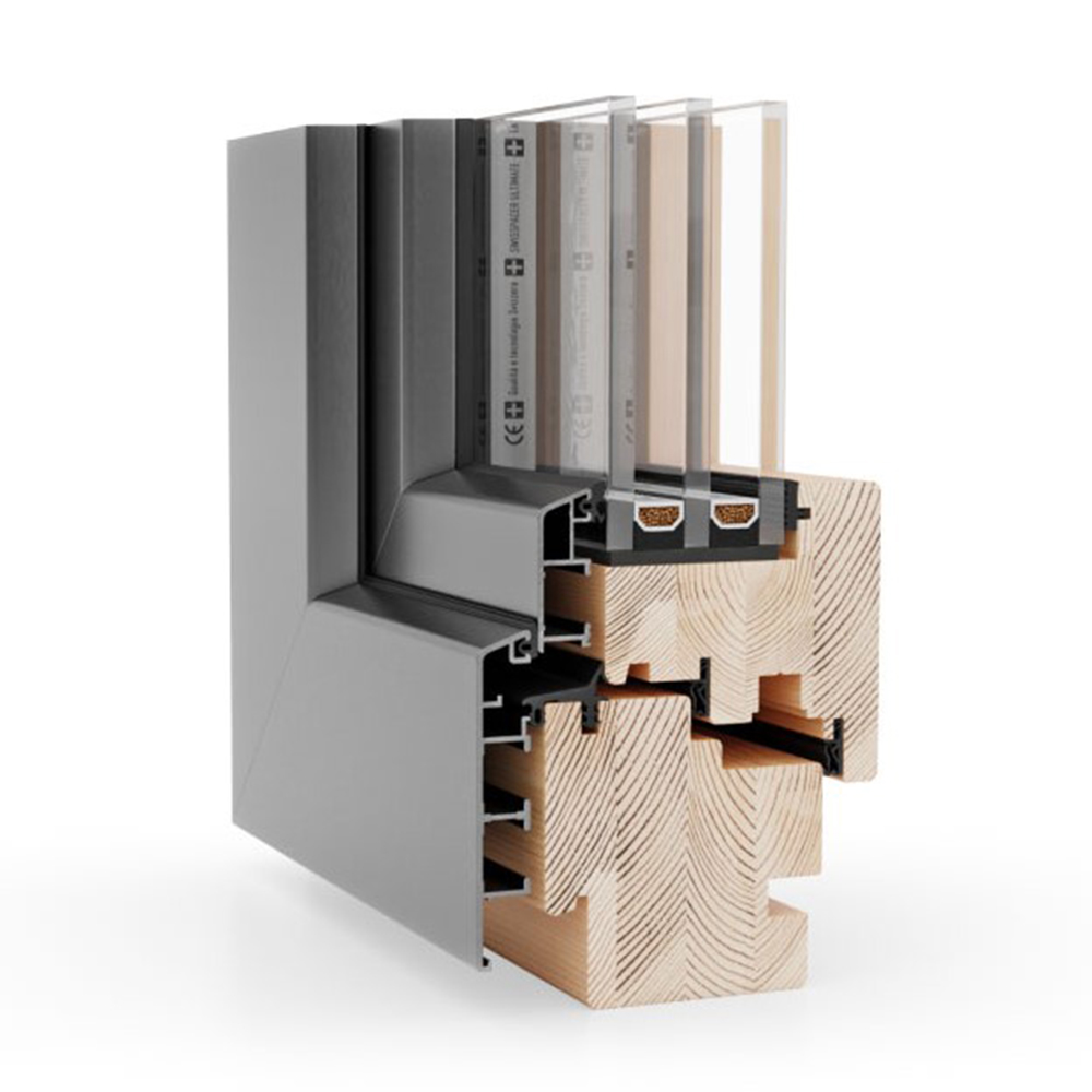 Fenêtre bois-alu 80 vue extérieure avec triple vitrage. Fenêtre en bois avec coque en aluminium à l'extérieur.