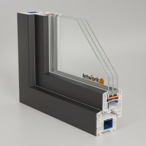 Fenêtre en PVC-Alu Schüco CT 70 avec profil en PVC blanc et coque en aluminium anthracite