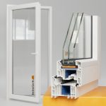 Veka Softline 82 MD Balkontür aus Kunststoff. Im Hintergrund steht eine geöffnete Balkontür, im Vordergrund befindet sich eine Nahaufnahme des Rahmenprofils