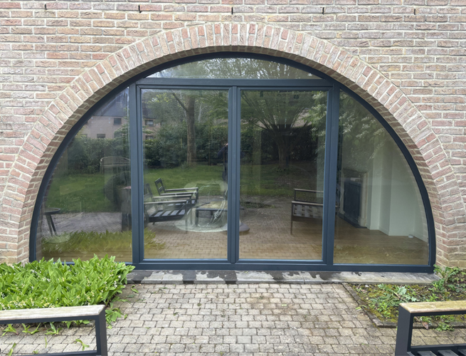 Fenêtre cintrée en bois avec porte-fenêtre intégrée