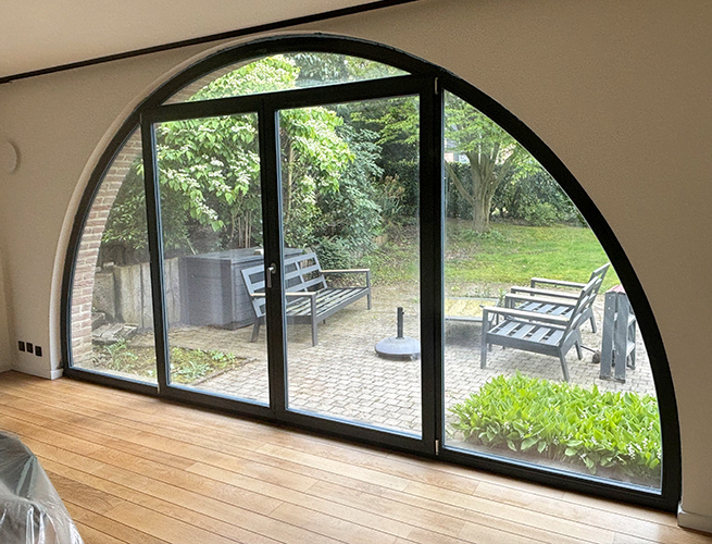 Fenêtre cintrée en bois avec porte-fenêtre intégrée