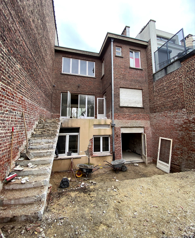 Ancien bâtiment à Bruxelles avant le remplacement des fenêtres et portes