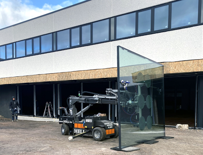 Pose des nouveaux éléments de fenêtre dans le nouveau Constructcenter
