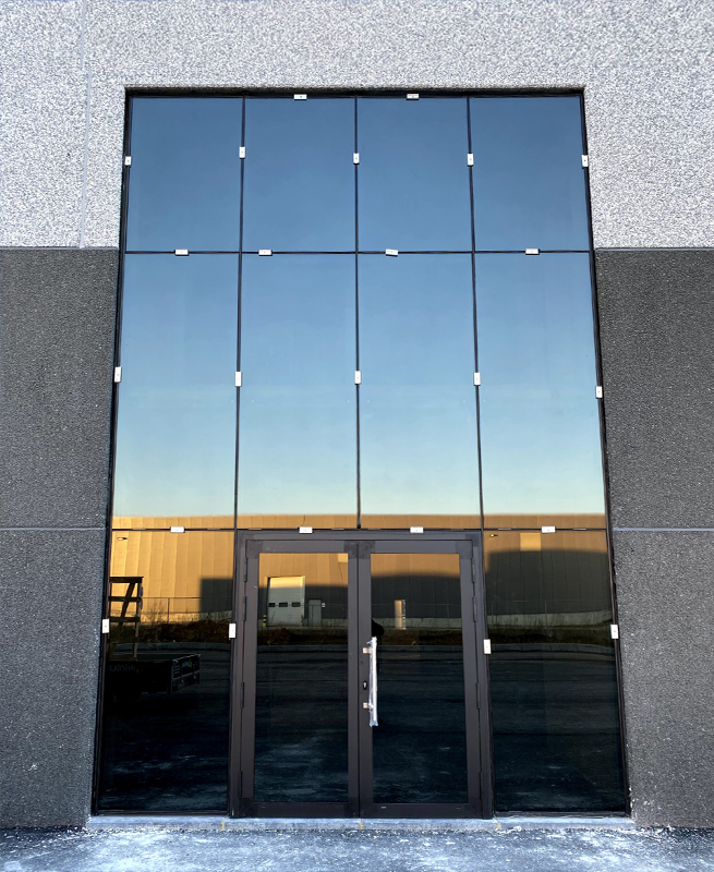 Façade vitrée terminée avec 10 éléments de fenêtre et deux portes vitrées à Engie