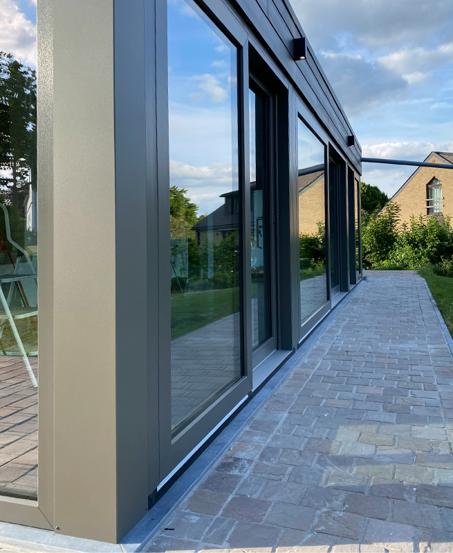 Gros plan de la nouvelle façade vitrée avec porte de terrasse à Erpent