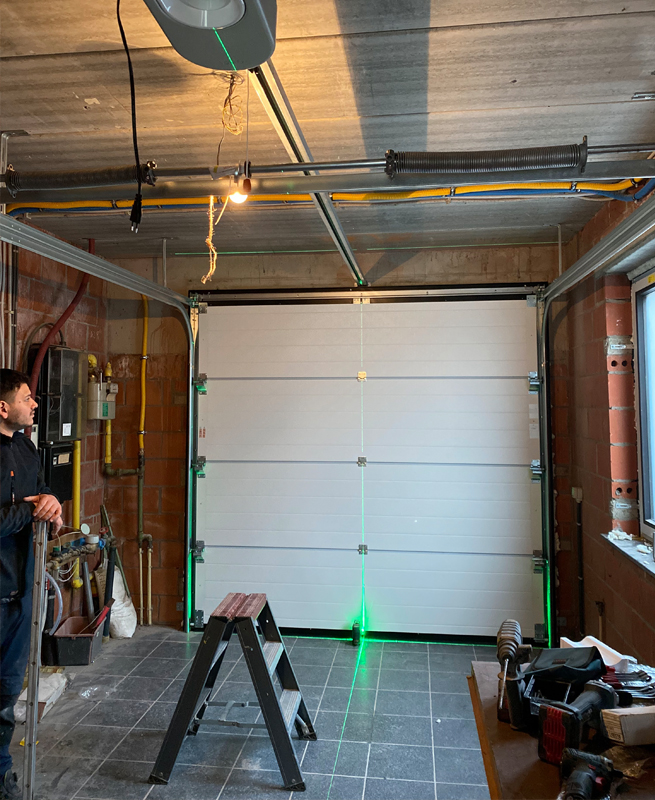 Démontage de l'ancienne porte de garage à Grimbergen