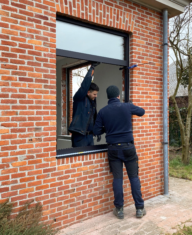 Pose de fenêtres noires neuves à Grimbergen