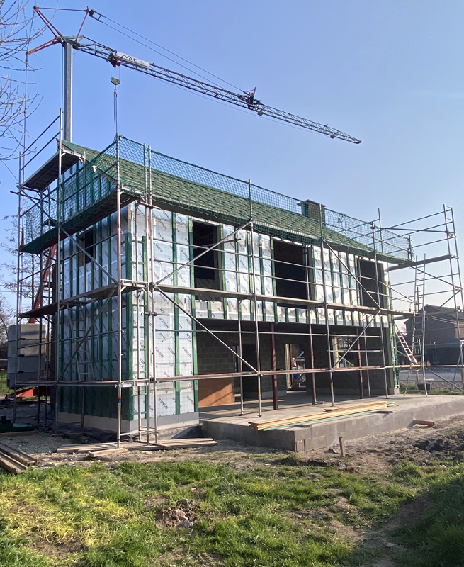 Chantier d'une maison à Hannut, où de nouvelles fenêtres et portes sont installées